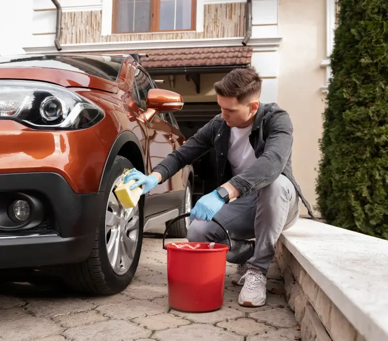 Lavage auto à domicile Lozere : professionnel intervenant sur un véhicule